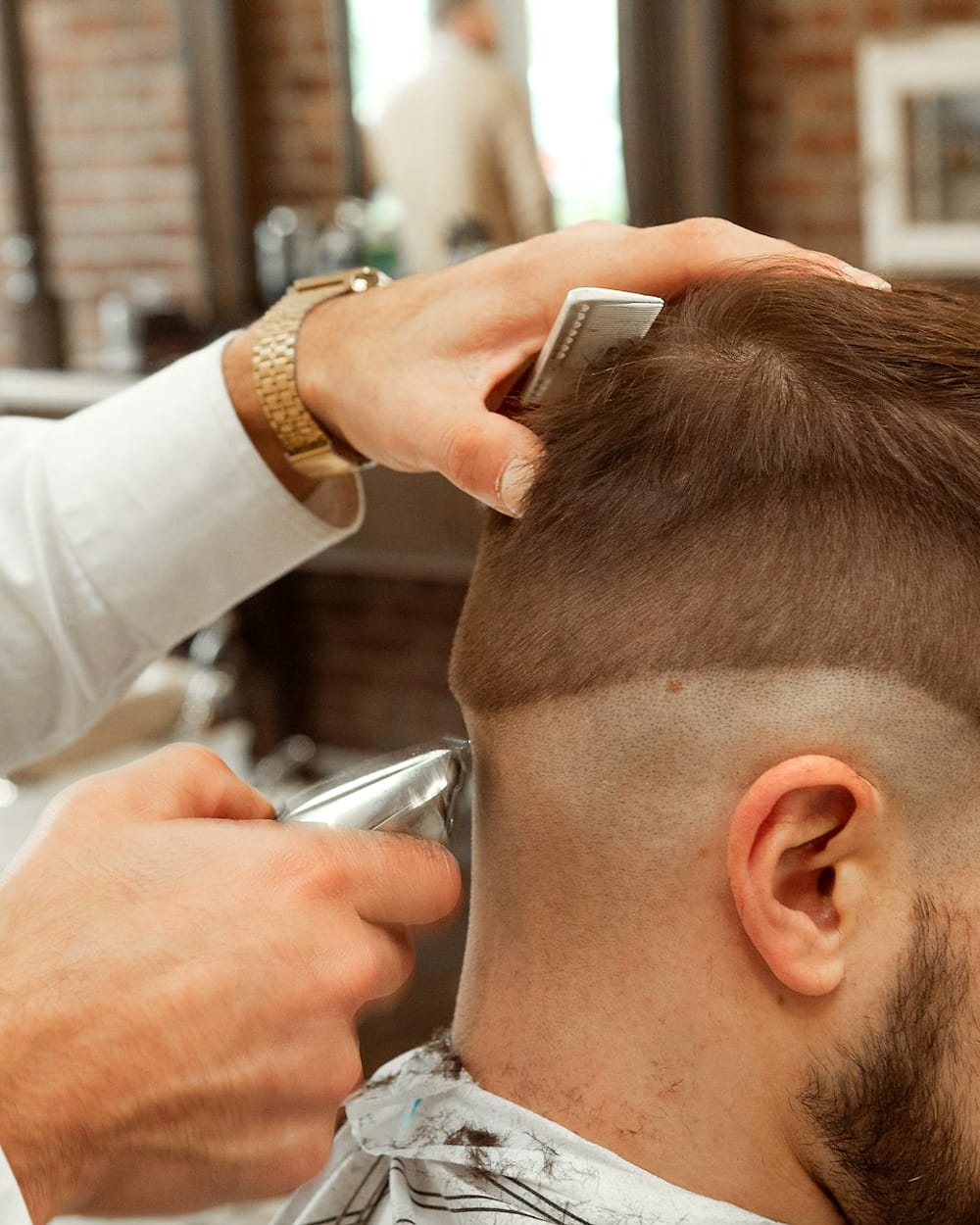 Barbero haciendo un desvanecido con máquina